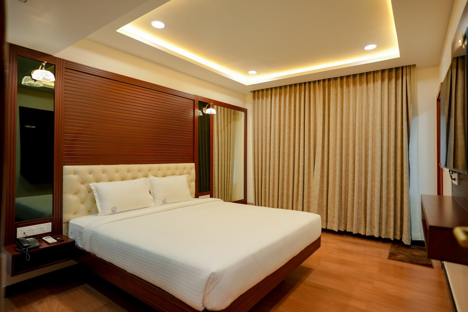 Deluxe king room with cove lighting